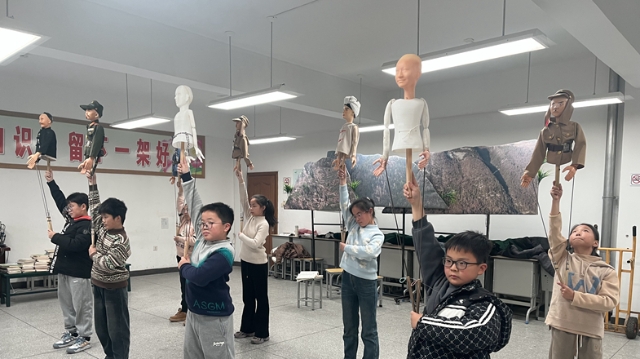如皋市石莊小學(xué)創(chuàng)設(shè)木偶工作坊——小小木偶“托舉”兒童快樂成長
