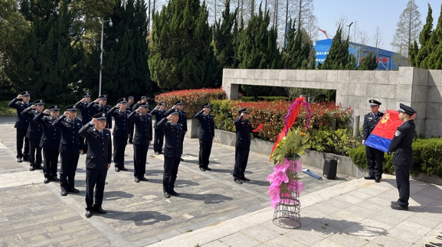 清明祭英烈 警心頌忠魂 | 南通邊檢聯(lián)合長(zhǎng)航公安開(kāi)展清明祭掃活動(dòng)